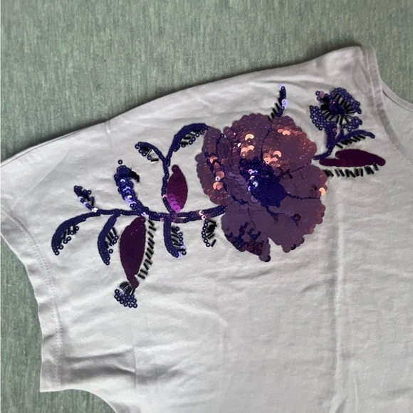 Roaman’s lilac purple Tshirt with floral sequin shoulders size 12 - Picture 4 of 7